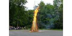 Entzünden des Johannifeuers (Foto: Karl-Franz Thiede)